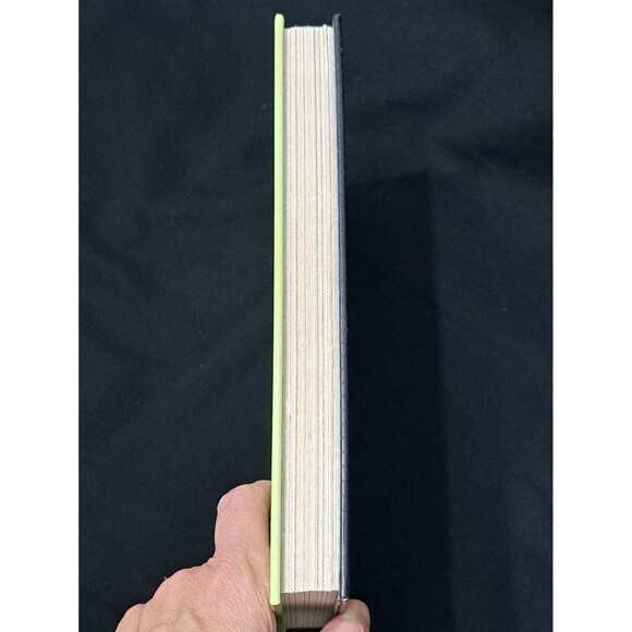 Beekeeping : A Primer on Starting and Keeping a Hive by Dominique DeVito (2012) - Picture 4 of 11